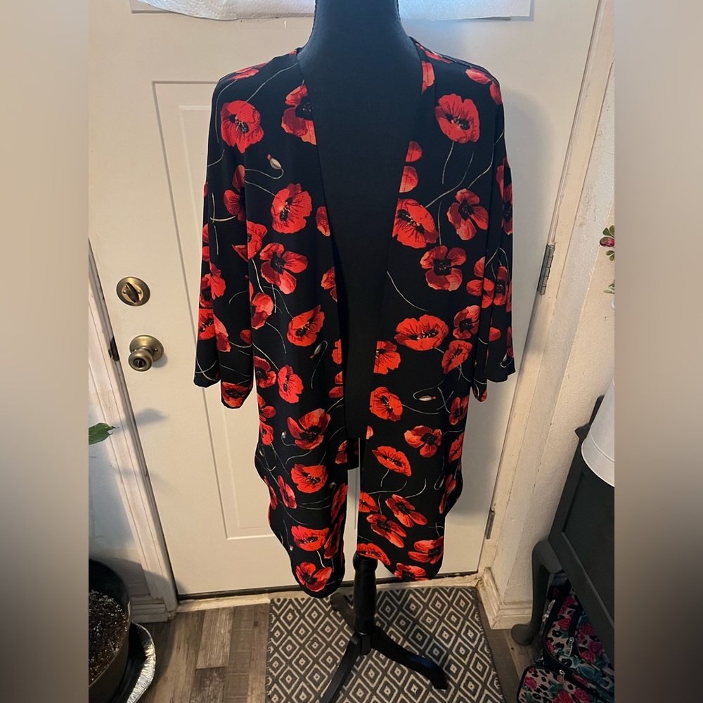Ladies Kimono Size M, but fits like a L